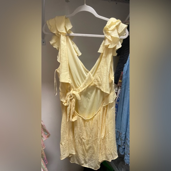 Light yellow Francesca’s dress - Picture 2 of 3